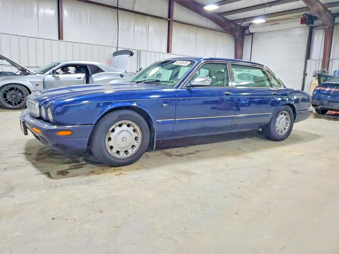 1998 Jaguar XJ Vanden Plas, VIN SAJKX624XWC821039 — Бок