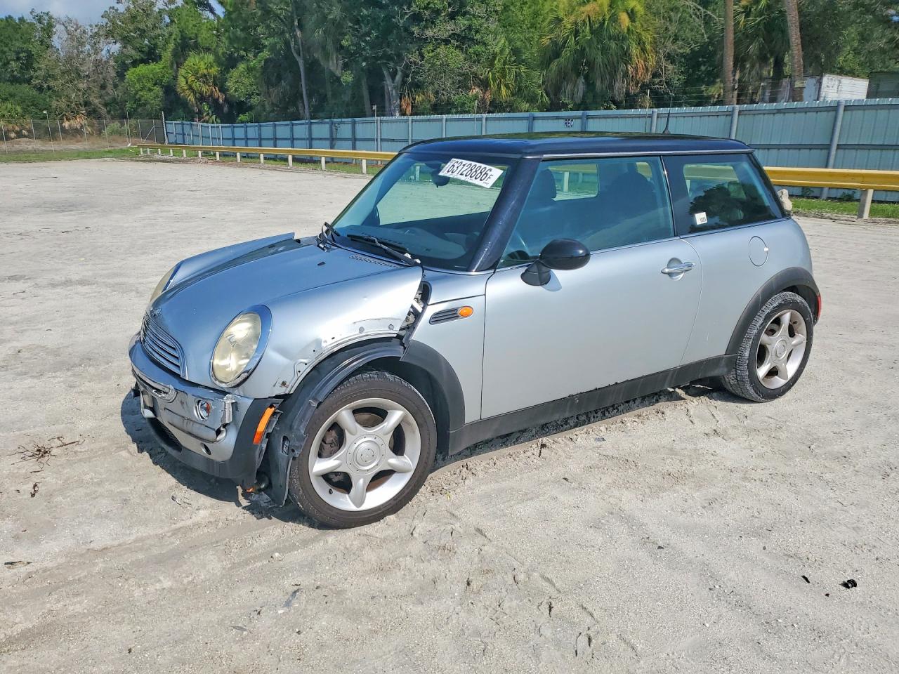 2002 MINI Hardtop, VIN WMWRC334X2TC37790 — Перед