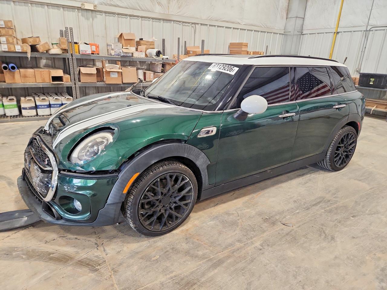 2016 MINI Clubman S, VIN WMWLN9C51G2E16261 — Перед