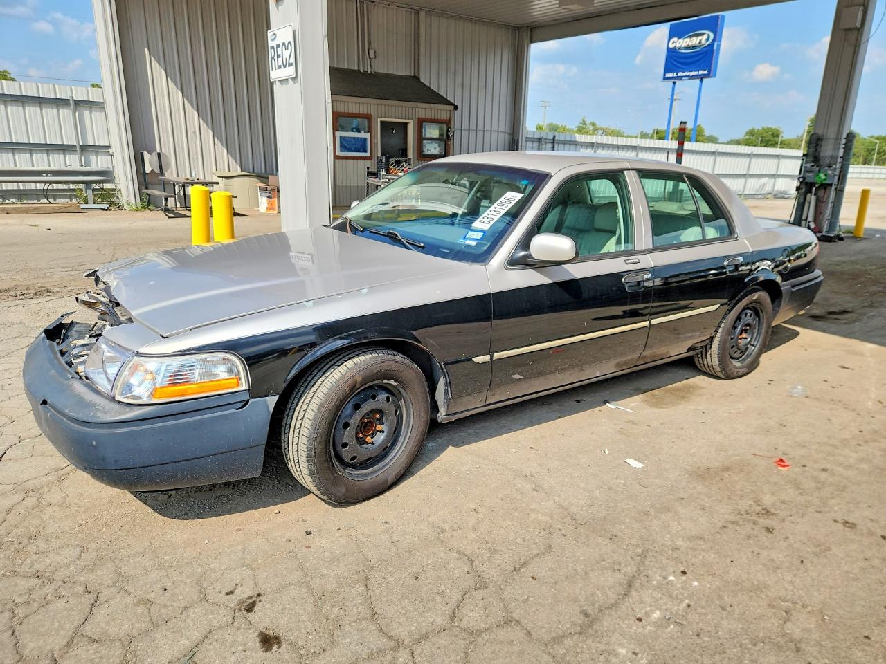 2005 Mercury Grand Marquis LS Premium, VIN 2MEHM75W45X656142 — Front end