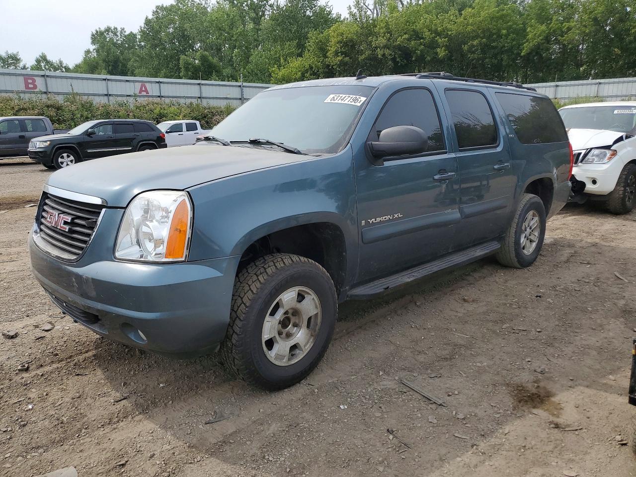2008 GMC Yukon XL SLT 4SB, VIN 1GKFK16388R143933 — Minor dents and scratches