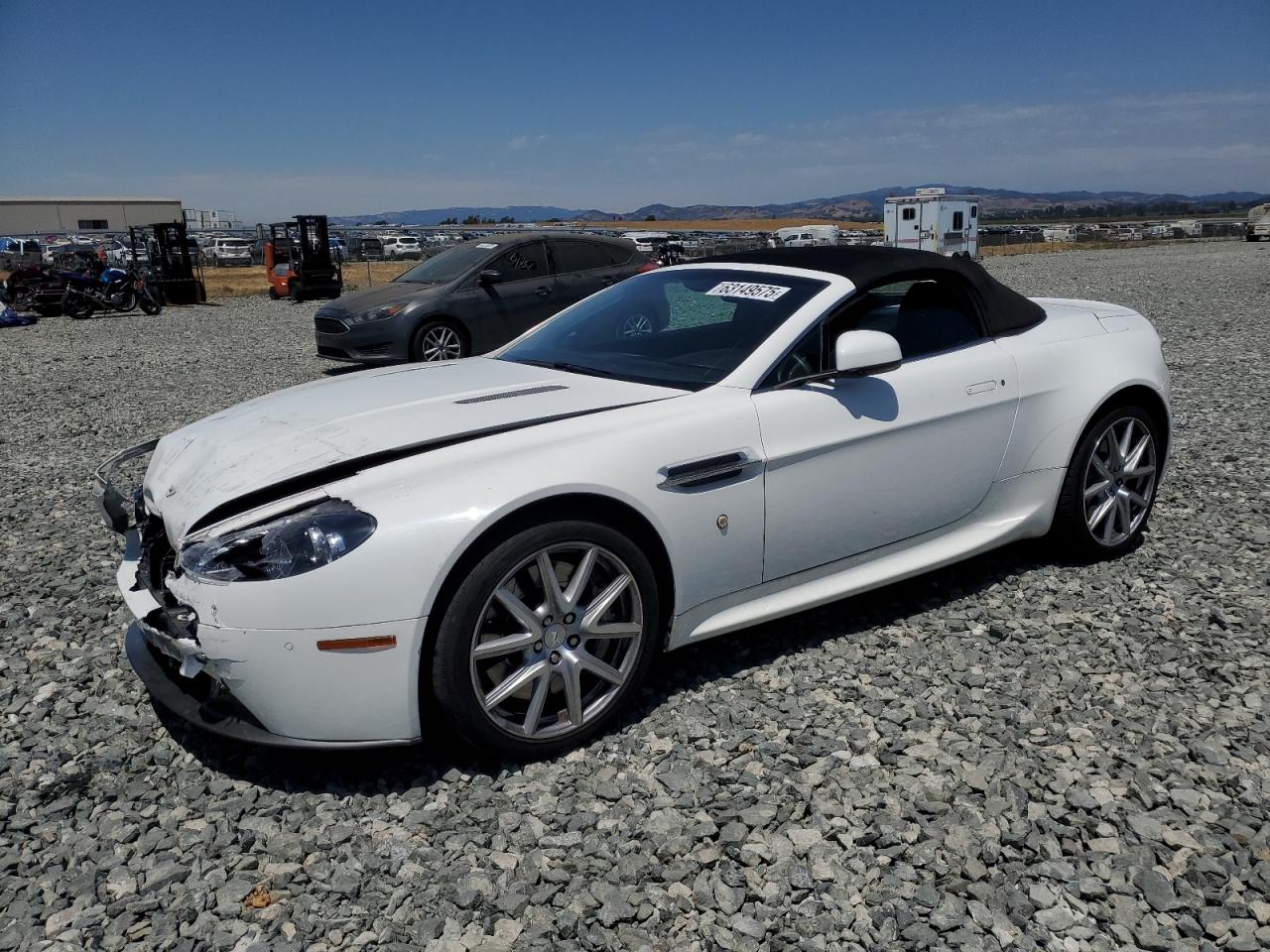 2012 Aston Martin Vantage, VIN SCFEKBBK0CGD16654 — Перед