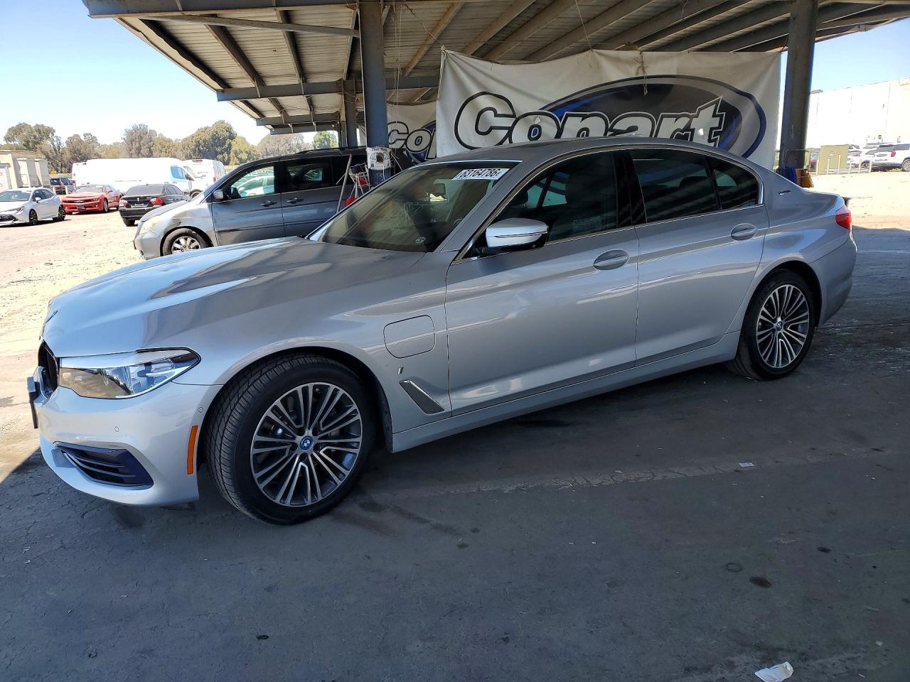 2019 BMW 5 Series 530e, VIN WBAJA9C51KB254768 — Перед