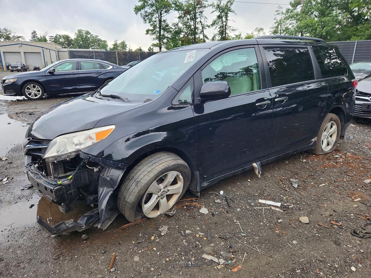 2019 Toyota Sienna LE, VIN 5TDKZ3DC7KS990519 — Перед