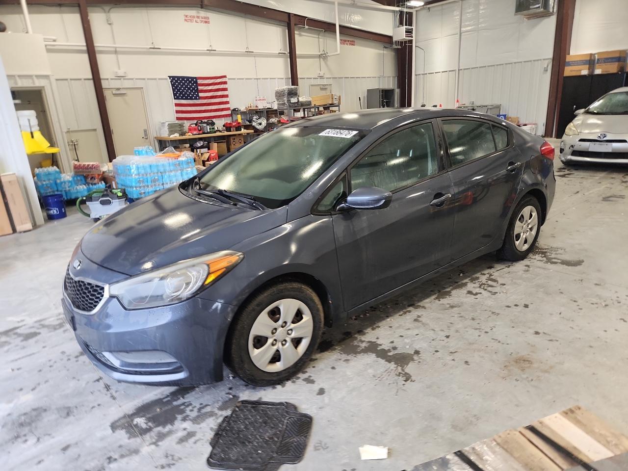 2016 Kia Forte LX, VIN KNAFK4A66G5492896 — Бок