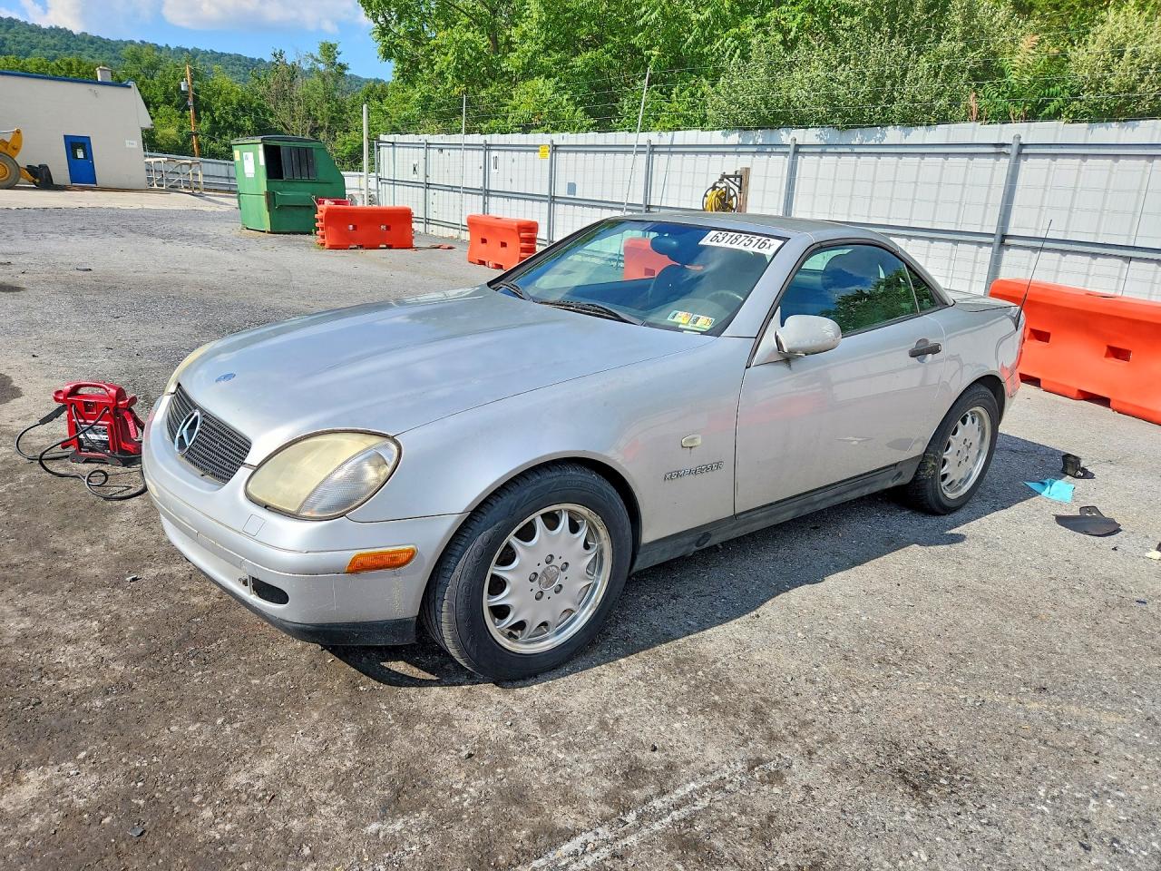 1999 Mercedes-Benz SLK 230/320, VIN WDBKK47F2XF114740 — Minor dents and scratches