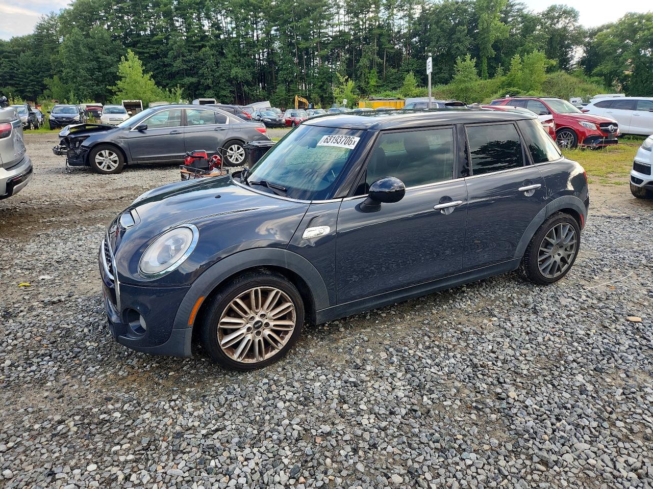 2015 MINI Hardtop 4 Door S, VIN WMWXU3C59F2B57552 — Minor dents and scratches