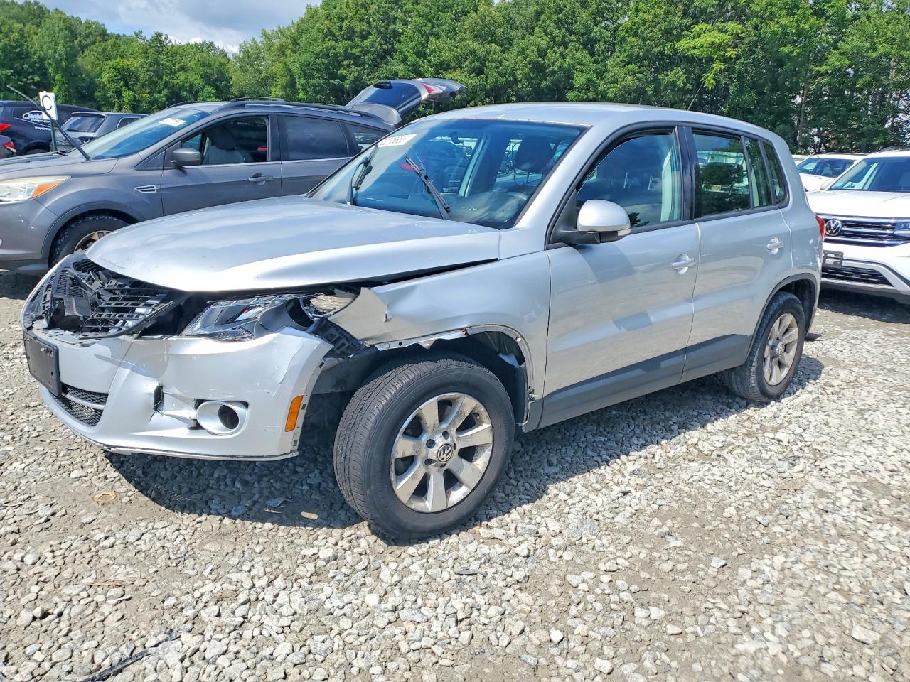 2010 Volkswagen Tiguan SE, VIN WVGBV7AX1AW516456 — Front end