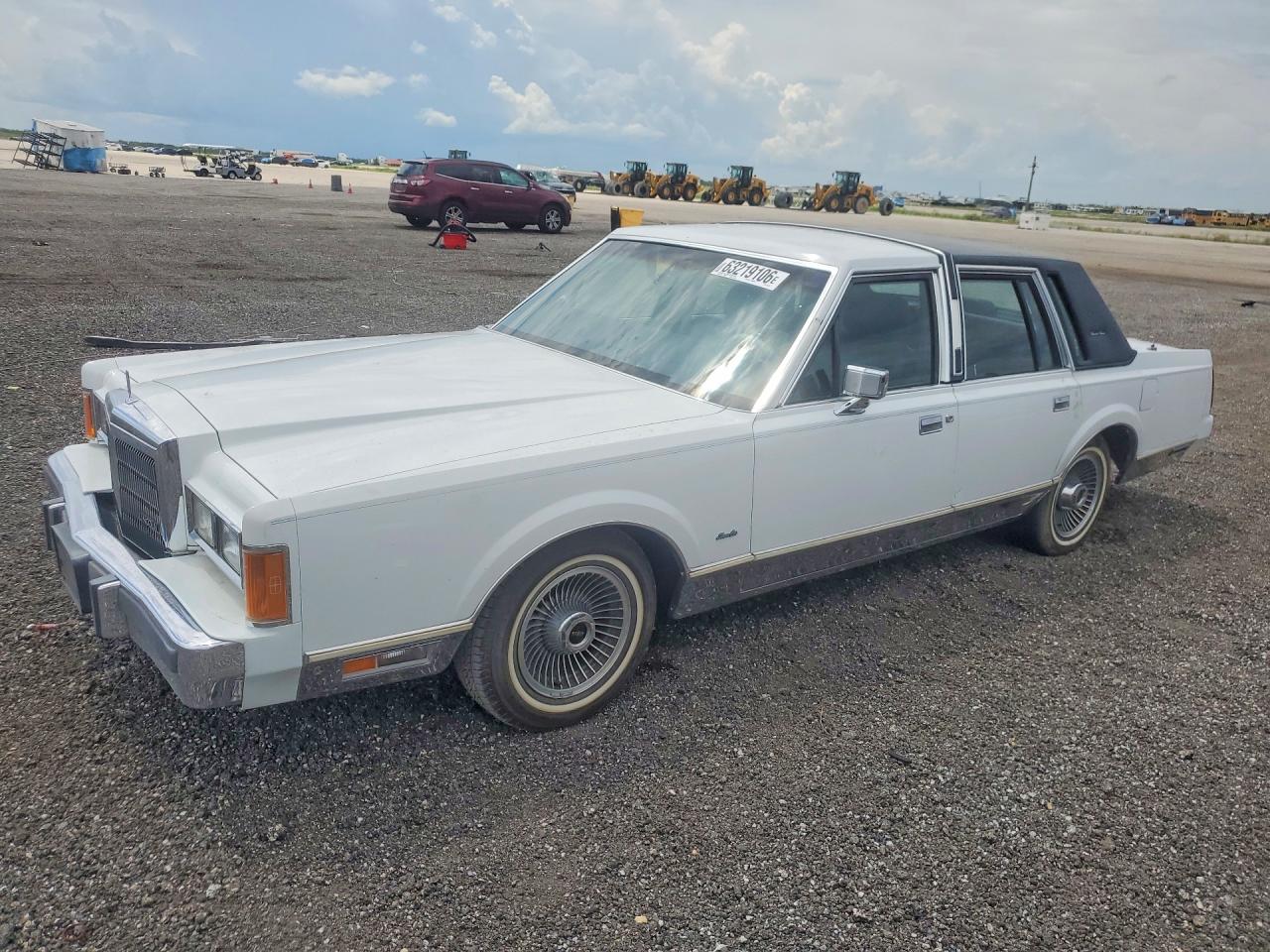 1989 Lincoln Town Car, VIN 1LNBM82F5KY797066 — Minor dents and scratches