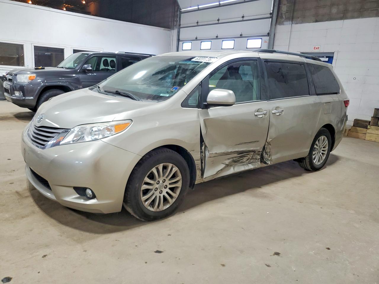 2017 Toyota Sienna XLE, VIN 5TDYZ3DC3HS863978 — Side