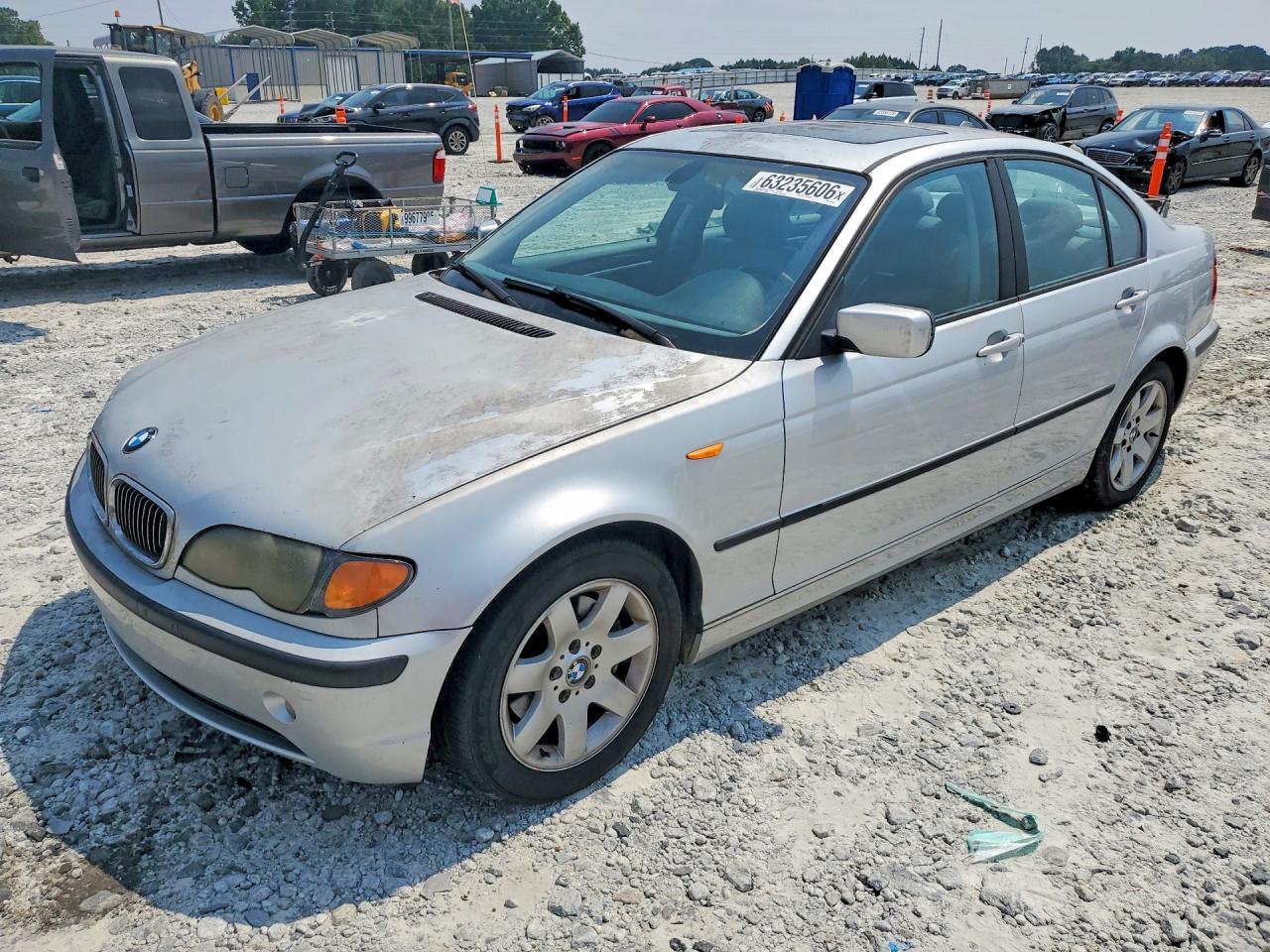 2004 BMW 3 Series 325i, VIN WBAET374X4NJ42238 — Зад