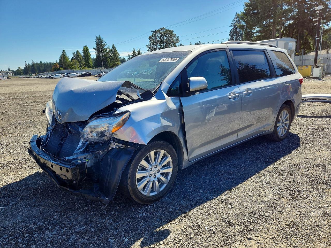 2017 Toyota Sienna LE, VIN 5TDJZ3DC6HS182179 — Перед