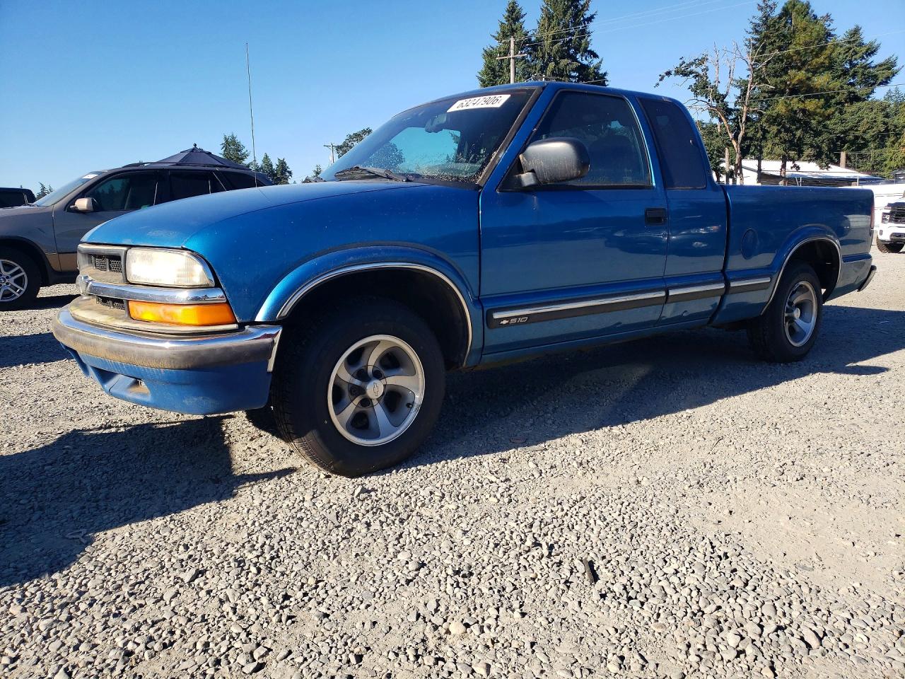 2000 Chevrolet S-10 LS, VIN 1GCCS1955Y8241898 — Side