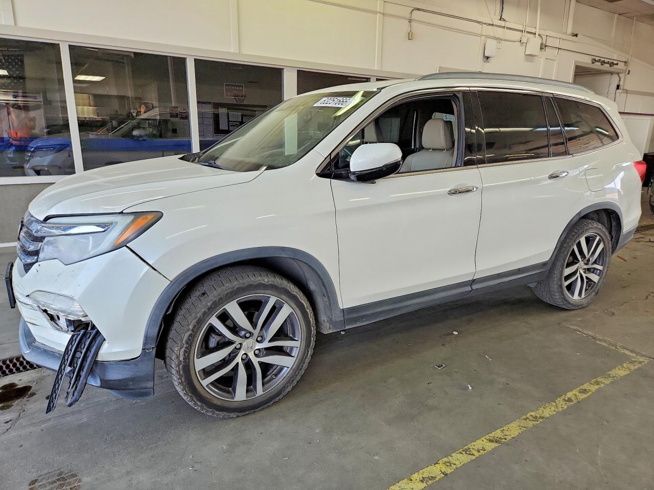 2016 Honda Pilot Touring, VIN 5FNYF6H92GB064057 — Front end