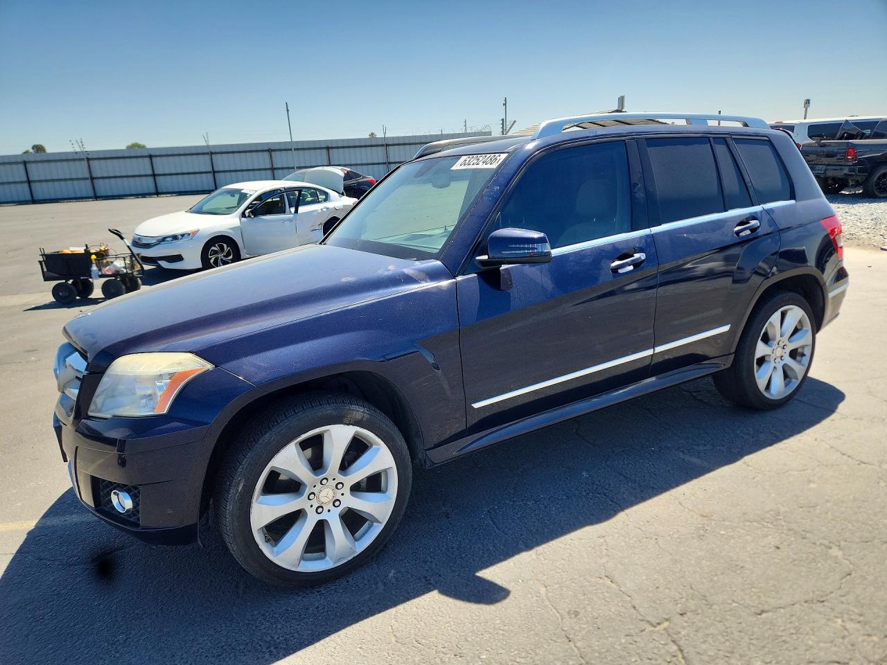 2011 Mercedes-Benz GLK 350, VIN WDCGG5GB2BF558201 — Side