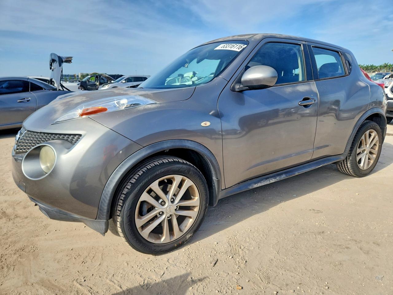 2014 Nissan Juke SV, VIN JN8AF5MR2ET362186 — Side