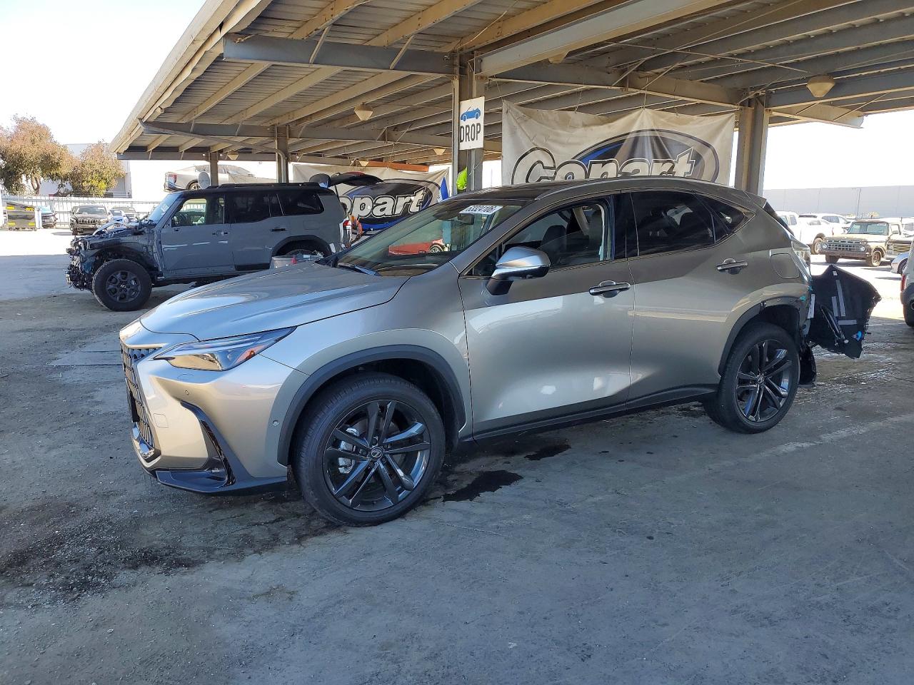 2026 Lexus NX 450h+ Luxury, VIN JTJHKCFZ5T2082656 — Зад