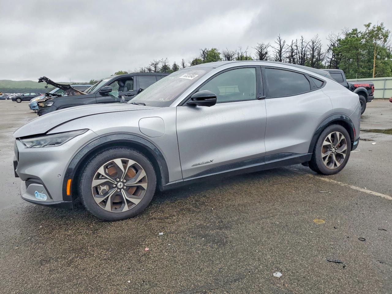 2021 Ford Mustang Mach-E Premium, VIN 3FMTK3SU5MMA26293 — Side