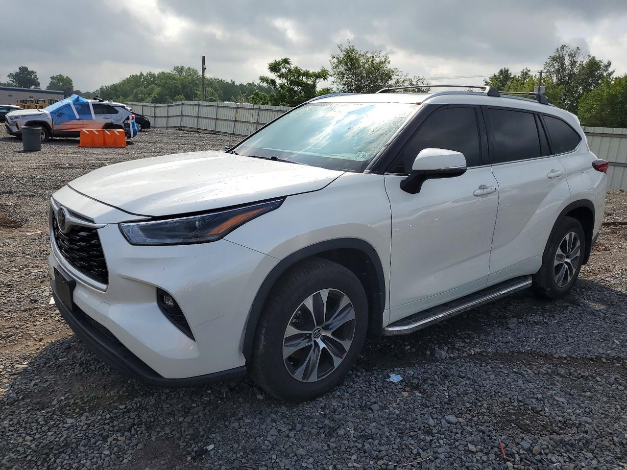 2021 Toyota Highlander XLE, VIN 5TDGZRBHXMS531687 — Front end