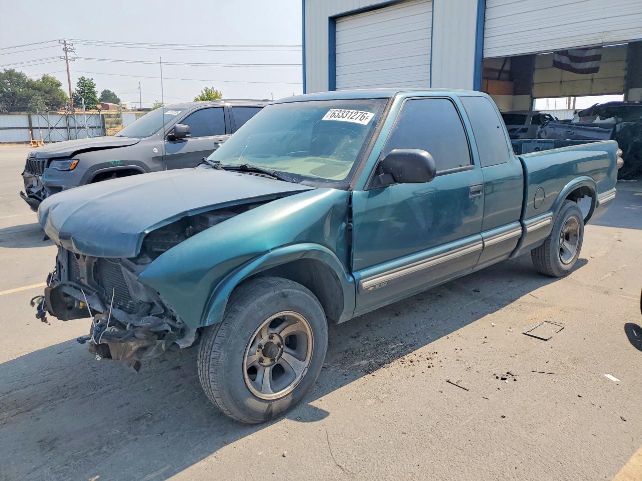 1998 Chevrolet S-10 LS, VIN 1GCCS19X8W8236094 — Front end