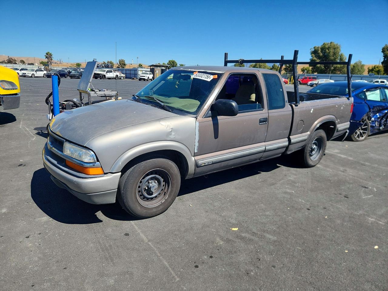 1998 Chevrolet S-10 LS, VIN 1GCCS19X4W8129317 — Front end