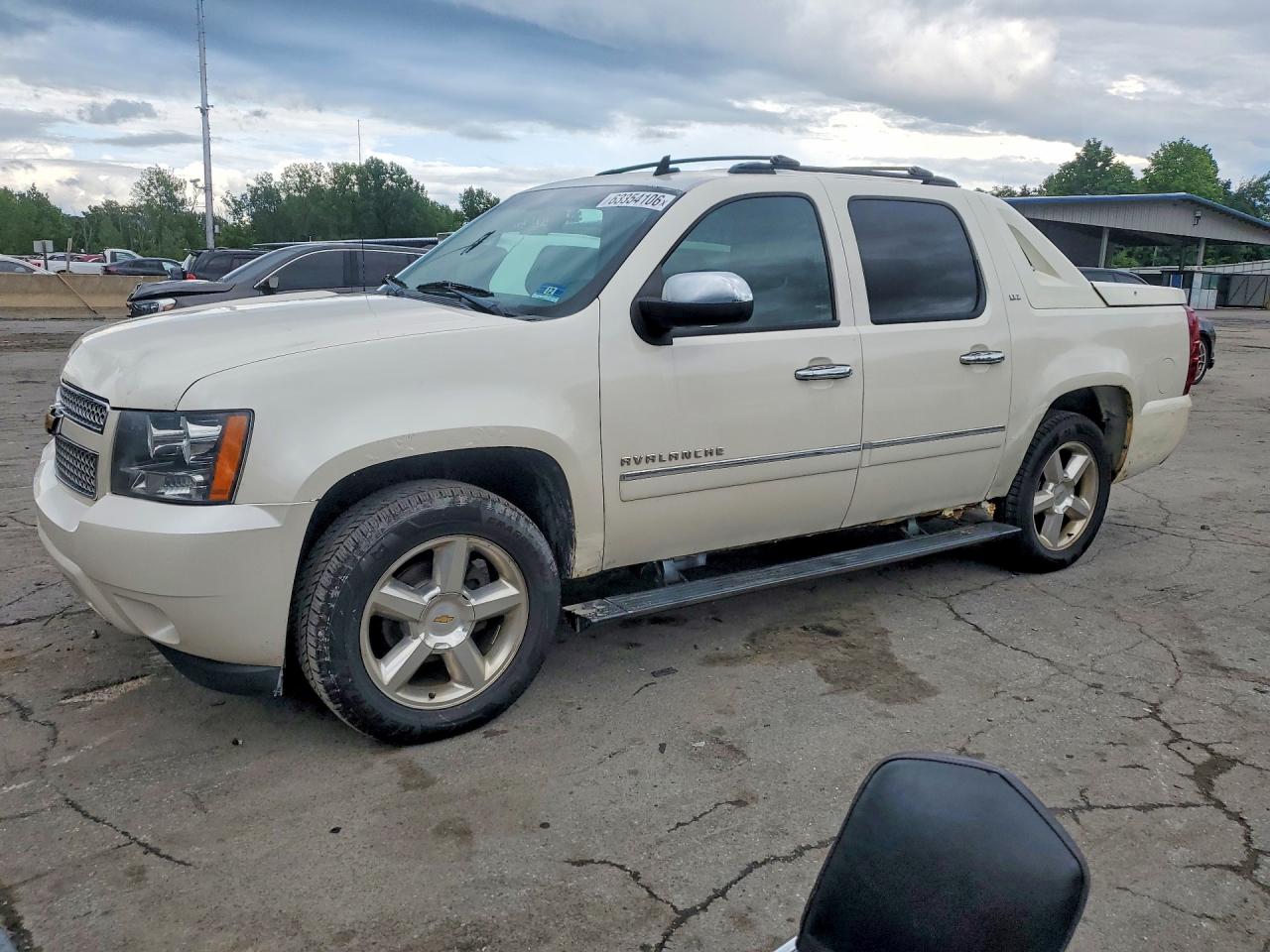 2012 Chevrolet Avalanche LTZ, VIN 3GNTKGE70CG228755 — Side