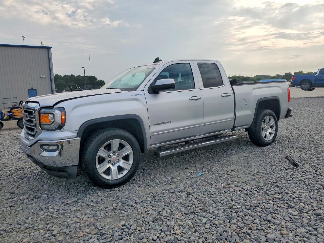 2019 GMC Sierra 1500 SLE, VIN 2GTV2MEC2K1231726 — Мелкие вмятины и царапины