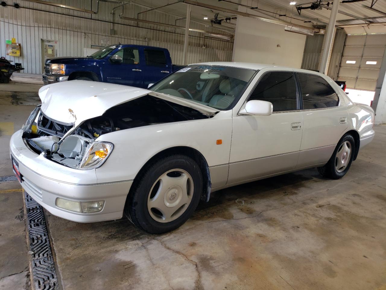 1999 Toyota Celsior, VIN UCF210097713 — Front end