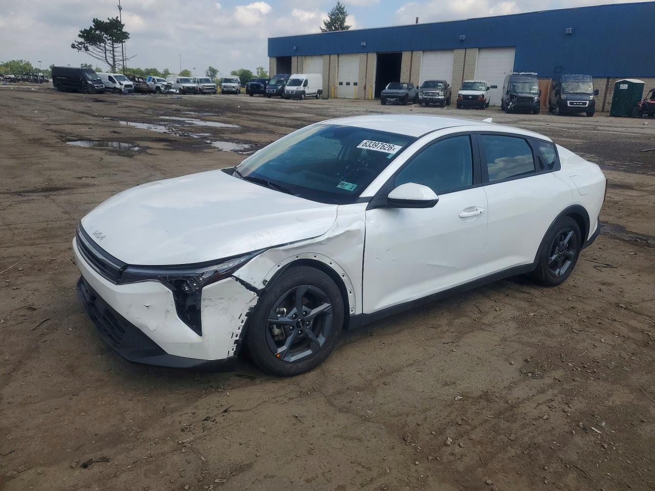 2026 Kia K4 LXS, VIN 3KPFT4DE1TE277332 — Бок