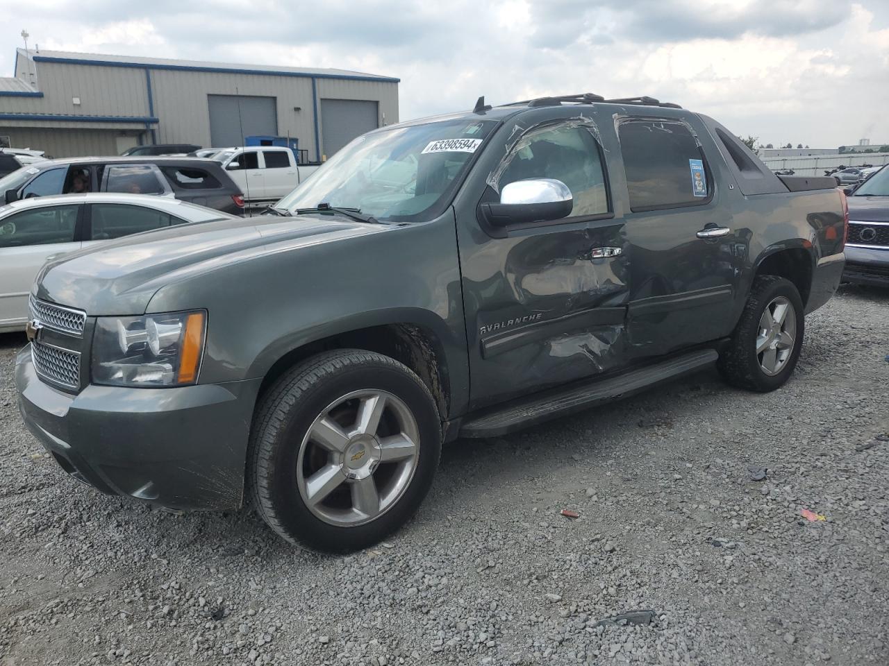 2011 Chevrolet Avalanche LT, VIN 3GNMCFE05BG102176 — Side