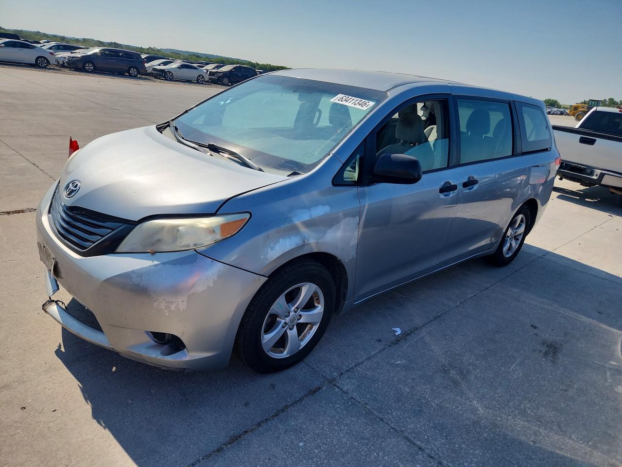 2014 Toyota Sienna L, VIN 5TDZK3DC9ES408024 — Front end