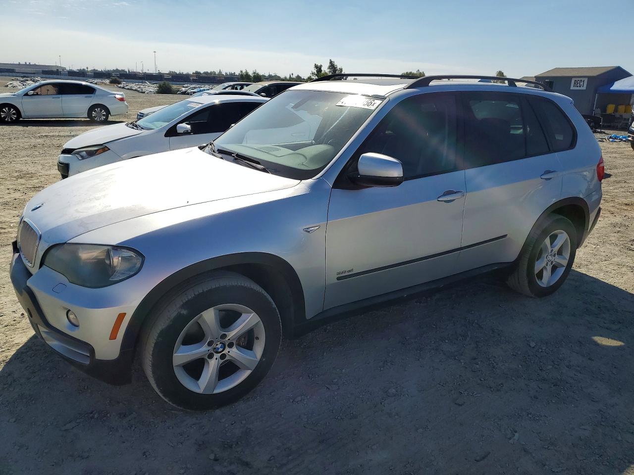 2008 BMW X5 3.0si, VIN 5UXFE43558L004743 — Minor dents and scratches