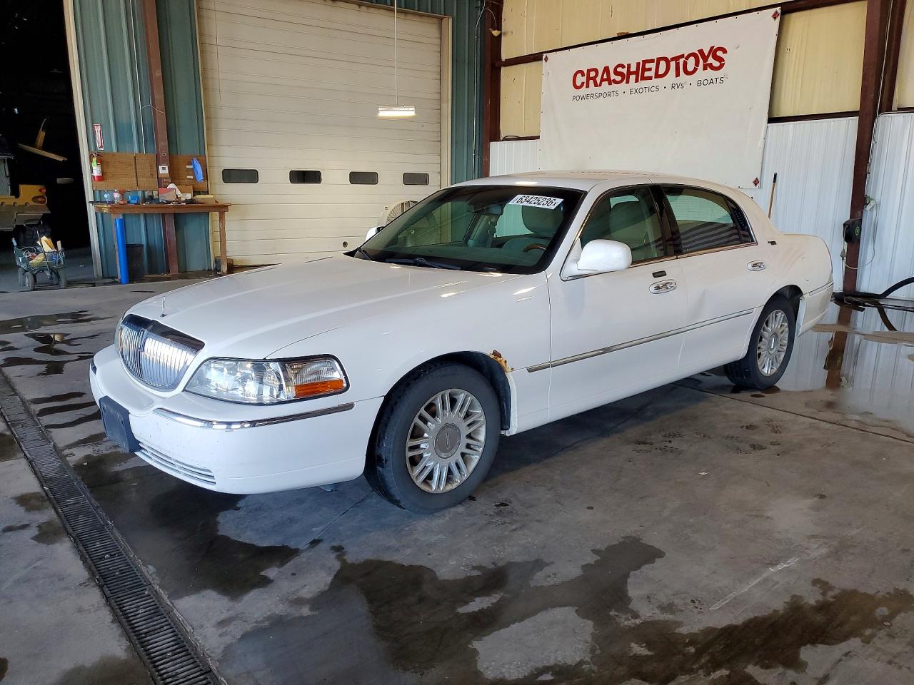 2011 Lincoln Town Car Signature Limited, VIN 2LNBL8CVXBX761236 — Side