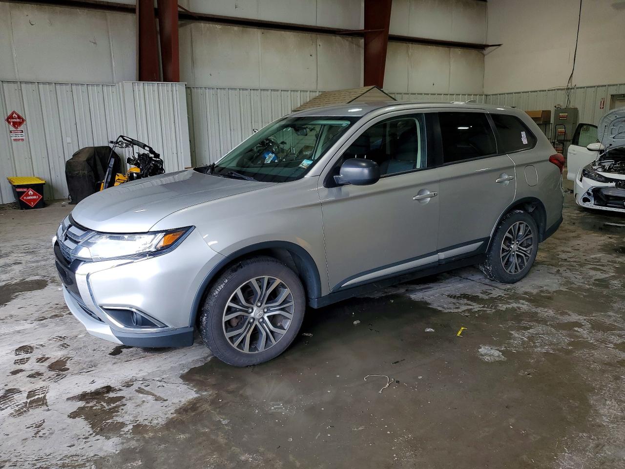 2018 Mitsubishi Outlander ES, VIN JA4AZ3A37JZ056559 — Normal wear