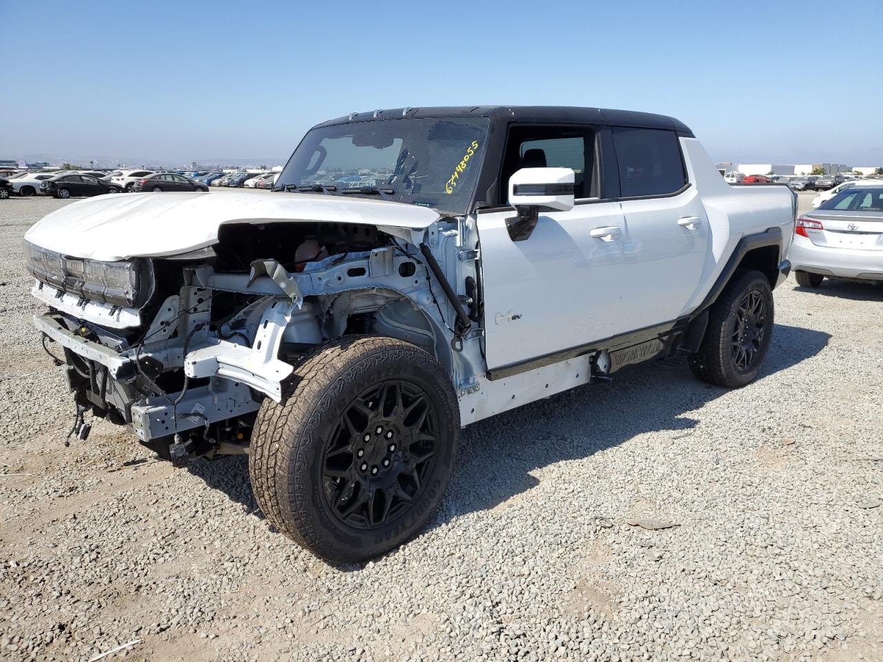 2025 GMC HUMMER EV Pickup 2X, VIN 1GT40BDD2SU113762 — Front end