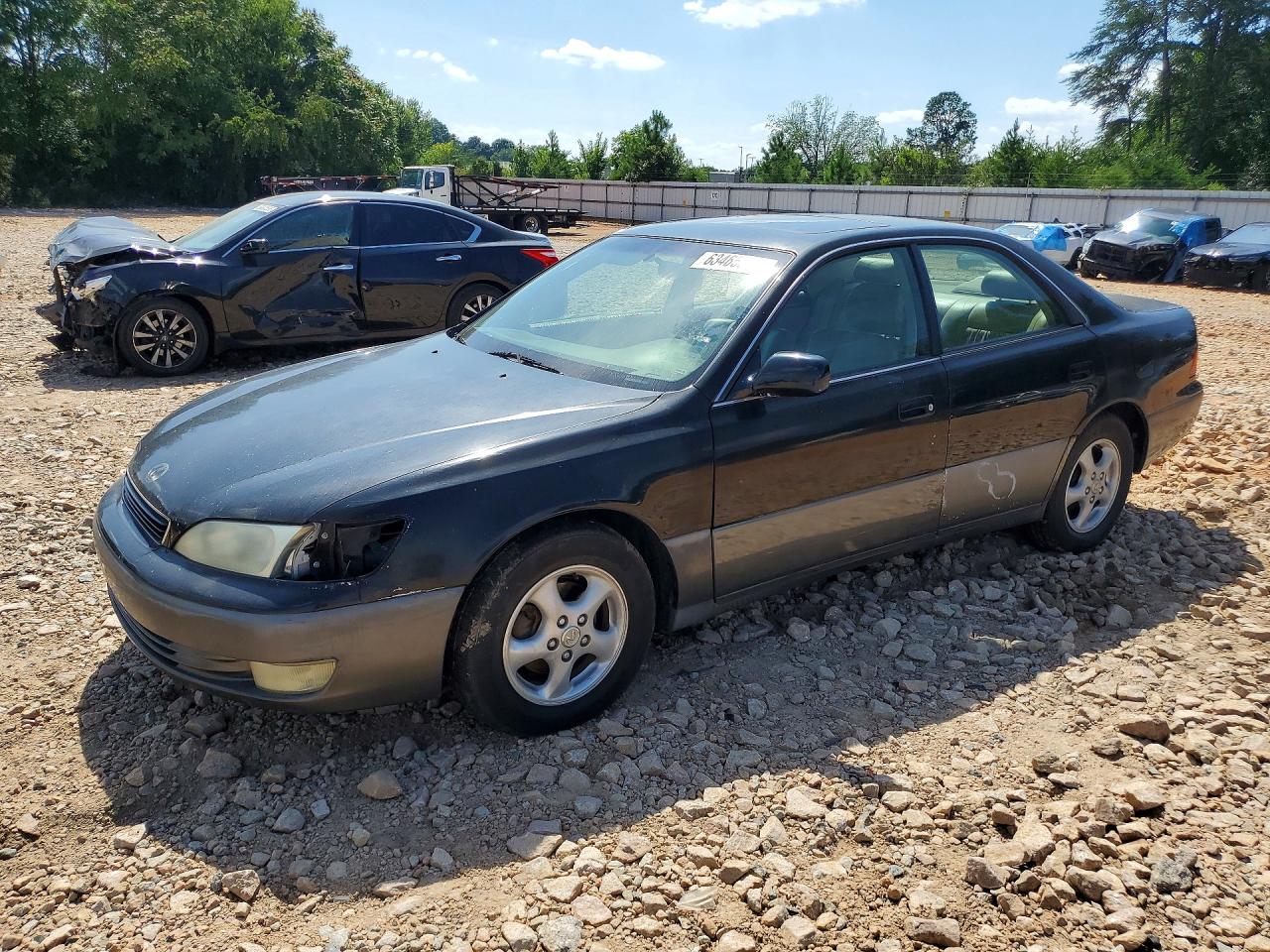 1999 Lexus ES 300, VIN JT8BF28G2X0213738 — Front end