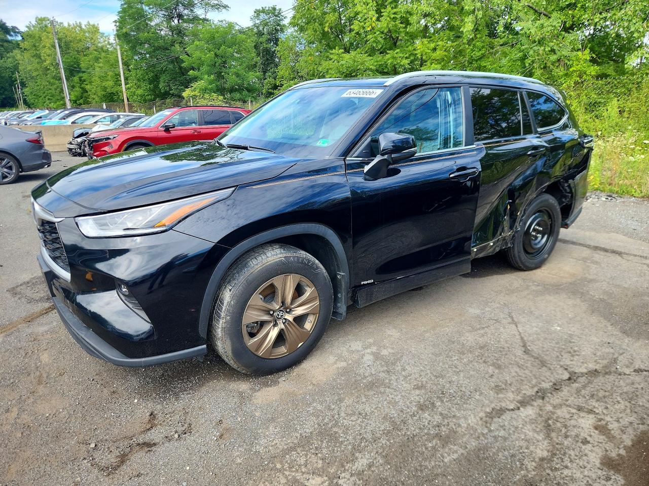 2023 Toyota Highlander Hybrid Bronze Edition, VIN 5TDABRCH7PS594341 — Бок