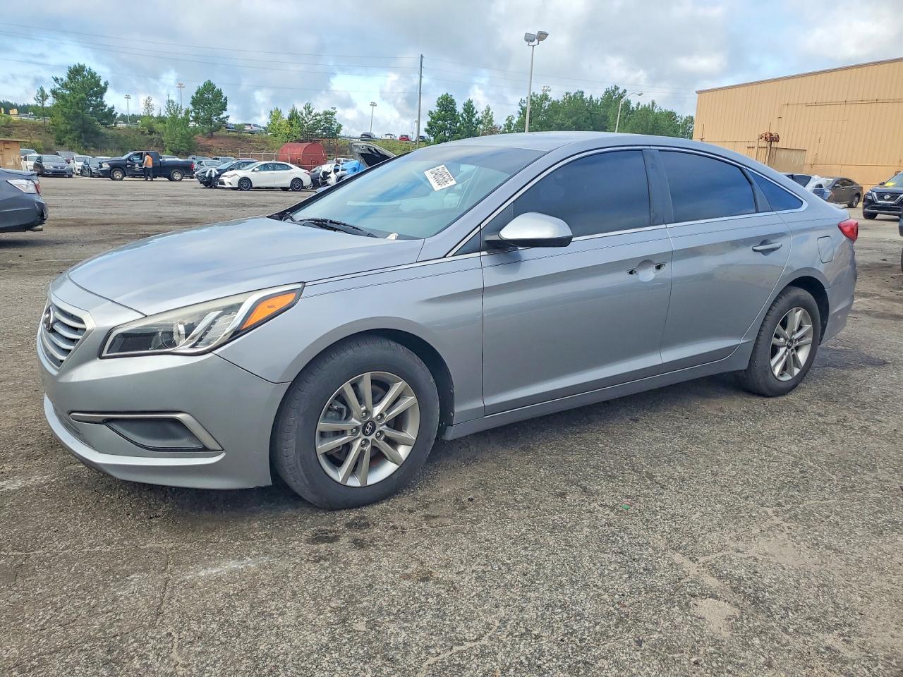 2016 Hyundai Sonata SE, VIN 5NPE24AF7GH296710 — Side