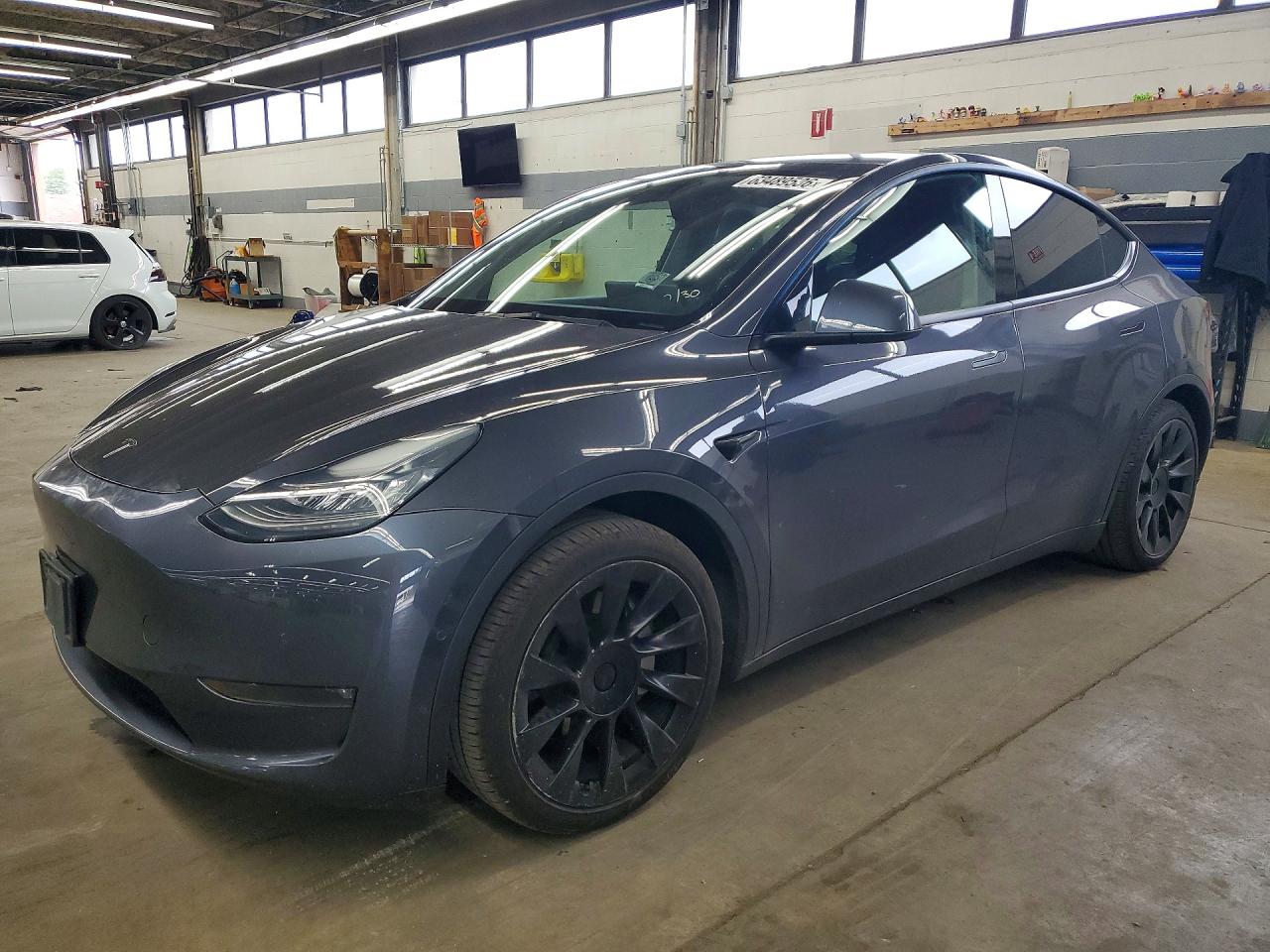 2021 Tesla Model Y Long Range, VIN 5YJYGAEEXMF188395 — Side