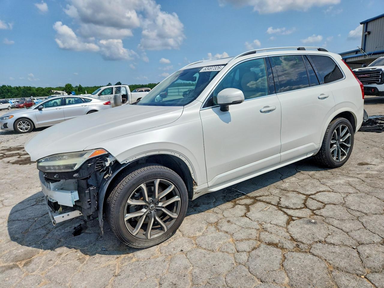 2016 Volvo XC90 T6 Momentum, VIN YV4A22PK8G1056240 — Перед