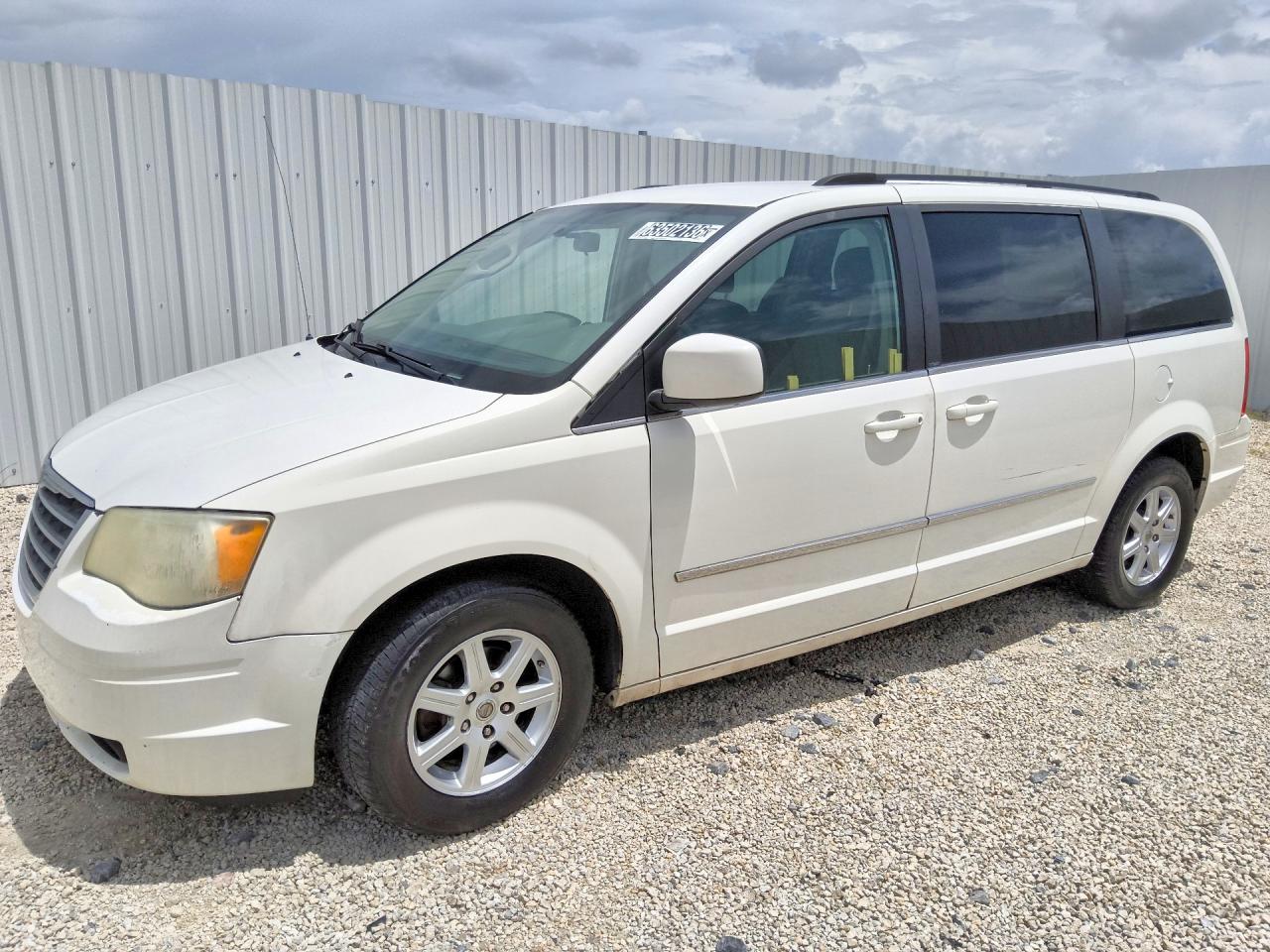 2010 Chrysler Town & Country Touring, VIN 2A4RR5D12AR176319 — Normal wear