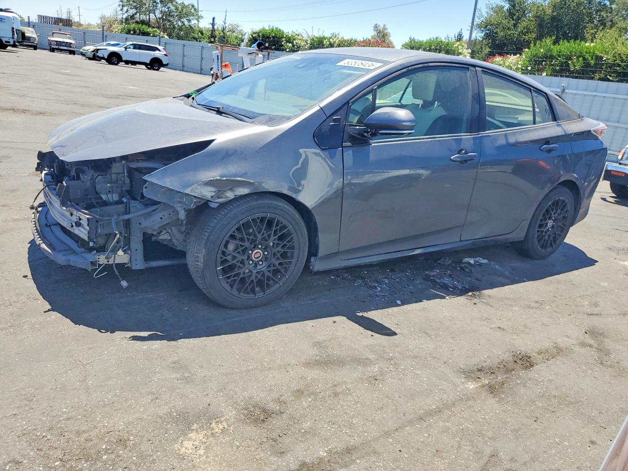 2016 Toyota Prius Four Touring, VIN JTDKARFUXG3006241 — Перед