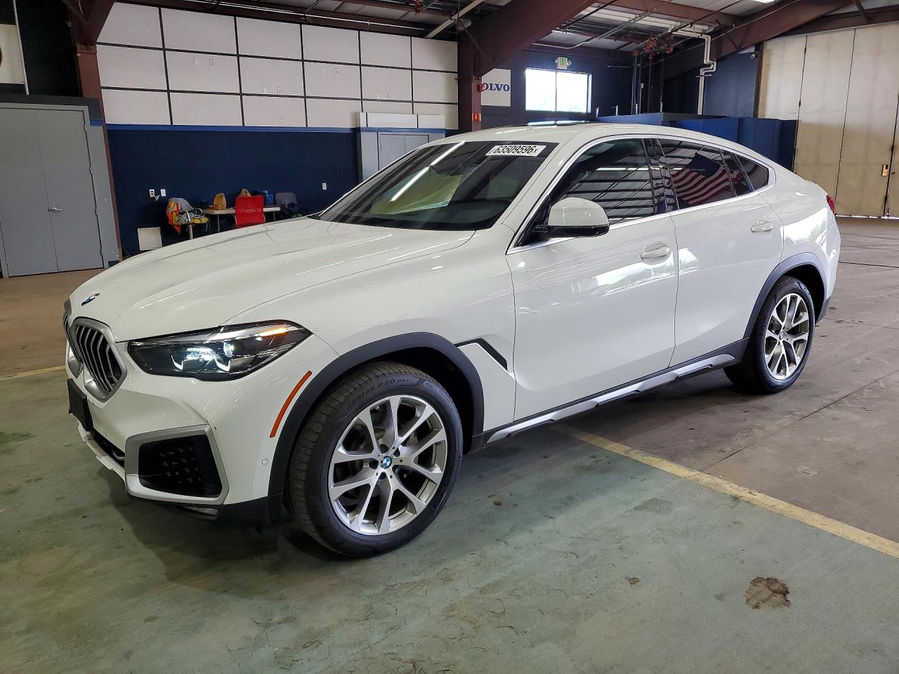 2020 BMW X6 sDrive40i, VIN 5UXCY4C00L9D49475 — Зад