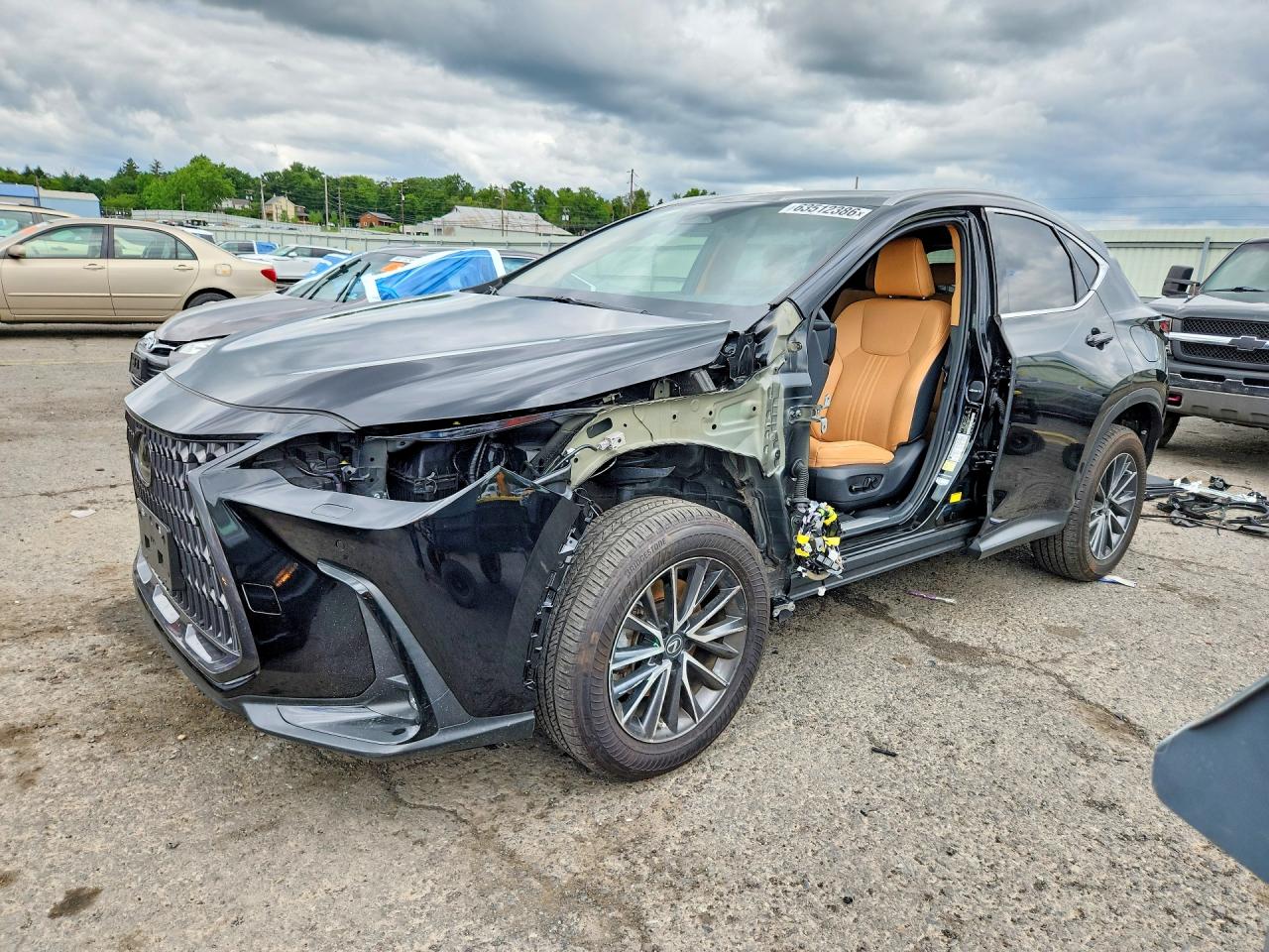 2023 Lexus NX 350 Premium, VIN 2T2GGCEZ2PC025173 — Бок