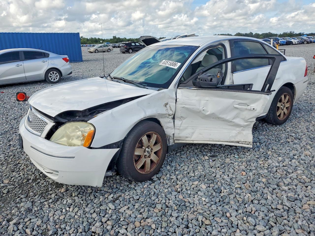 2007 Ford Five Hundred SEL, VIN 1FAHP24177G128109 — Side