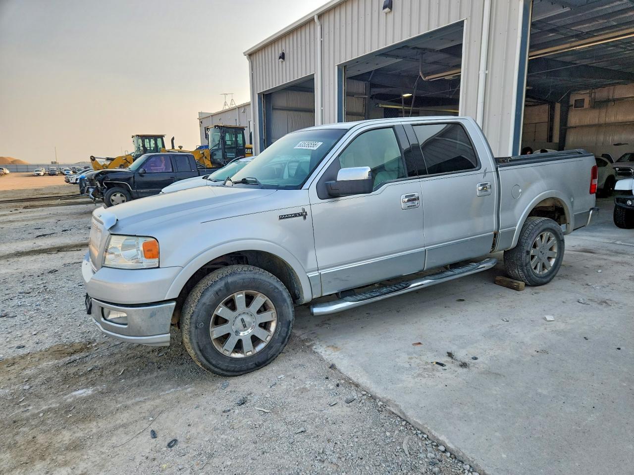 2006 Lincoln Mark LT, VIN 5LTPW185X6FJ03125 — Front end