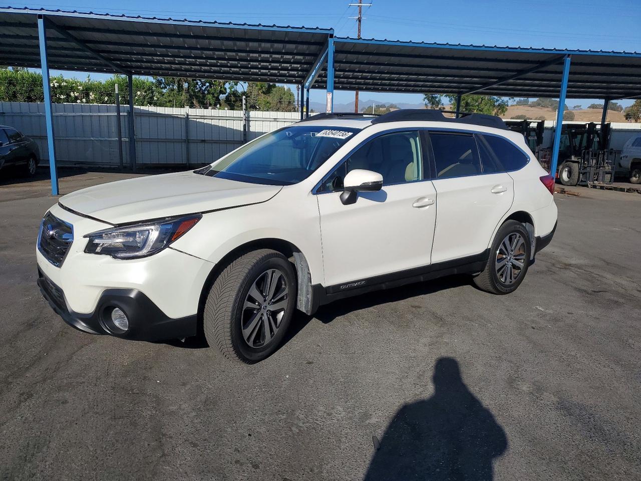2018 Subaru Outback Limited, VIN 4S4BSANCXJ3240731 — Зад