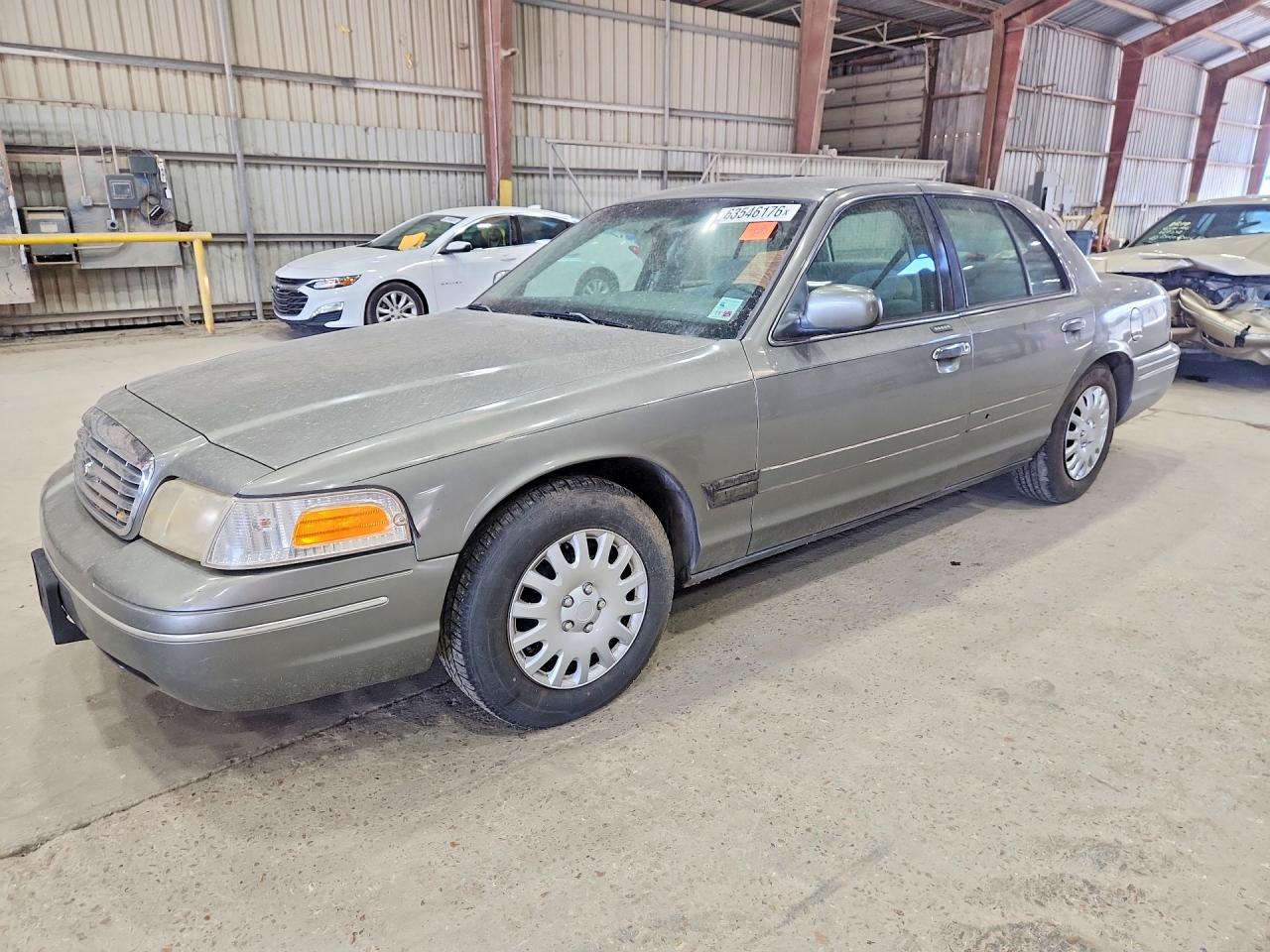 2001 Ford Crown Victoria, VIN 2FAFP73W21X124942 — Minor dents and scratches