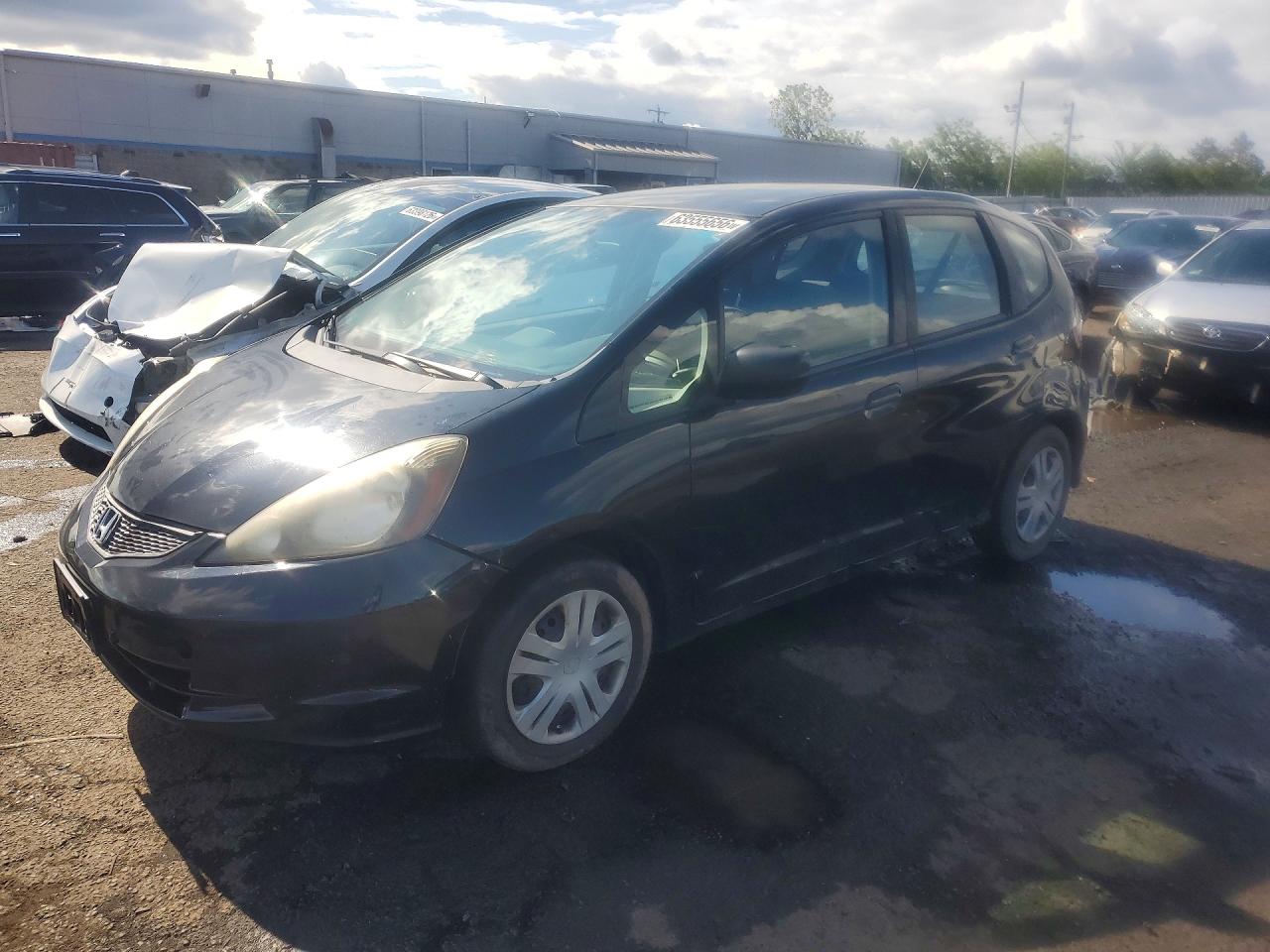 2011 Honda Fit, VIN JHMGE8G32BS007729 — Бок