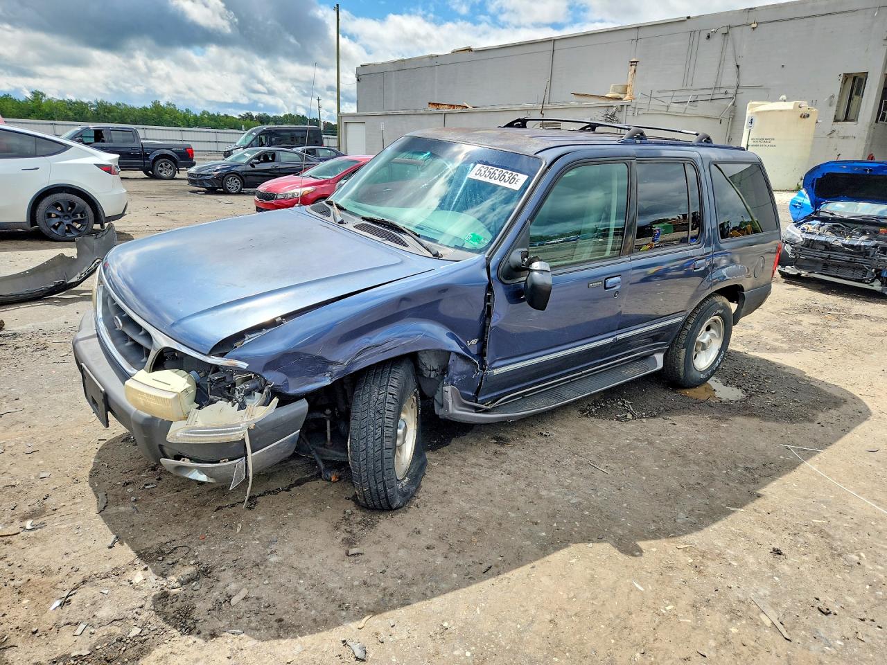 2000 Ford Explorer XLT, VIN 1FMZU83P4YZC12132 — Front end